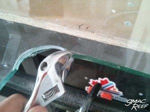 Clipping glass baffle with wrench